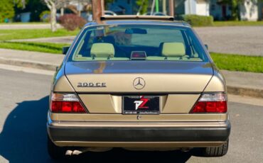 Mercedes-Benz-300CE-Coupe-1993-114263-28