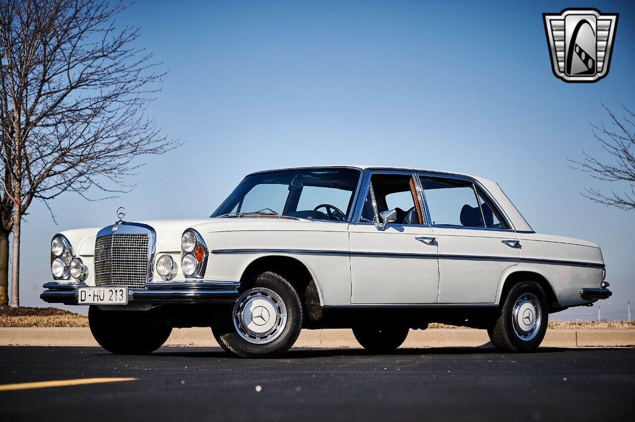 Mercedes-Benz-300SEL-1968-White-Blue-66299-3