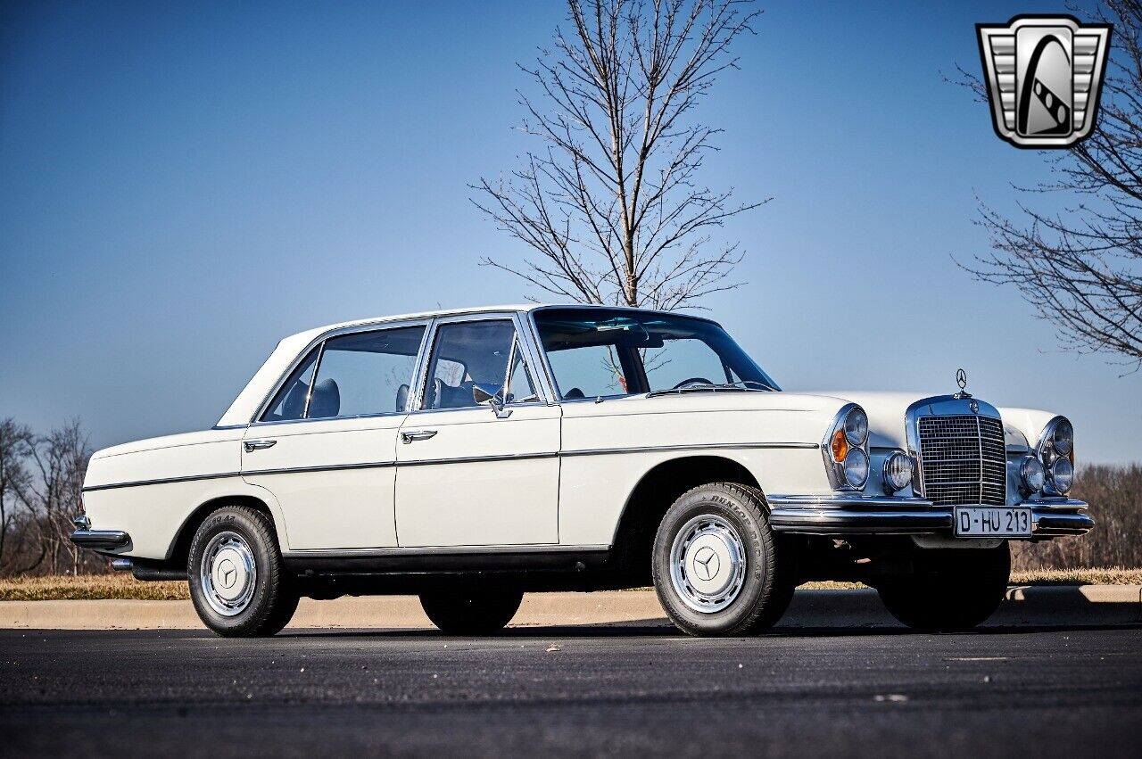 Mercedes-Benz-300SEL-1968-White-Blue-66299-9