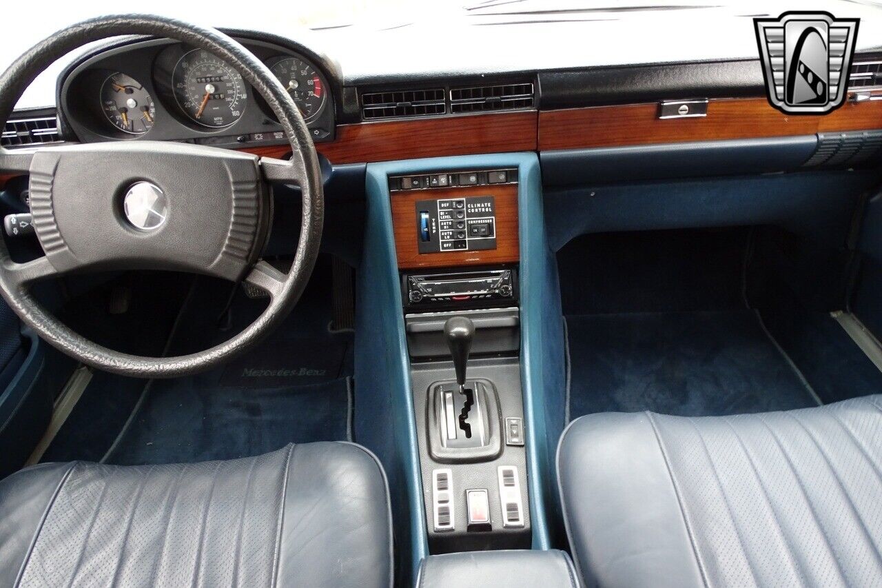 Mercedes-Benz-400-Series-1977-Red-Blue-247385-10