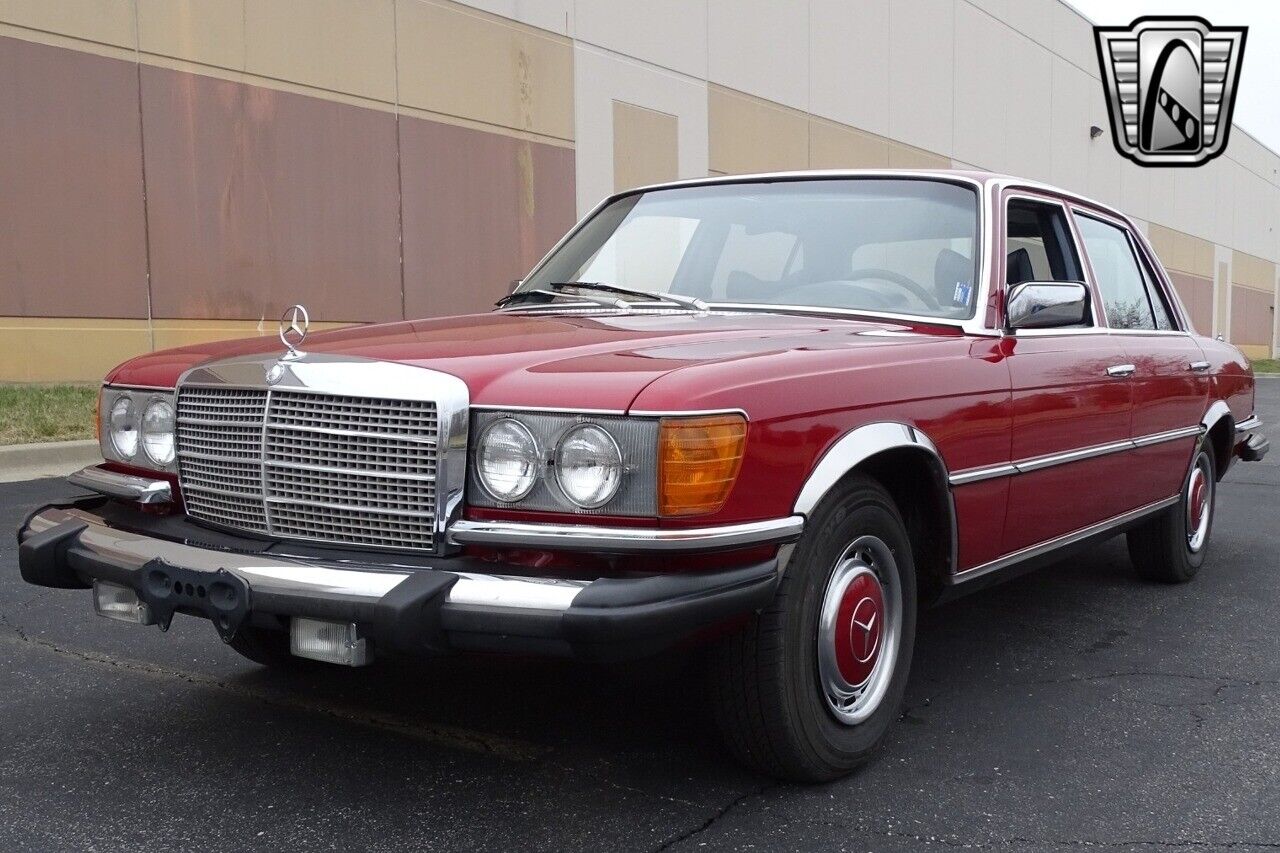 Mercedes-Benz-400-Series-1977-Red-Blue-247385-2