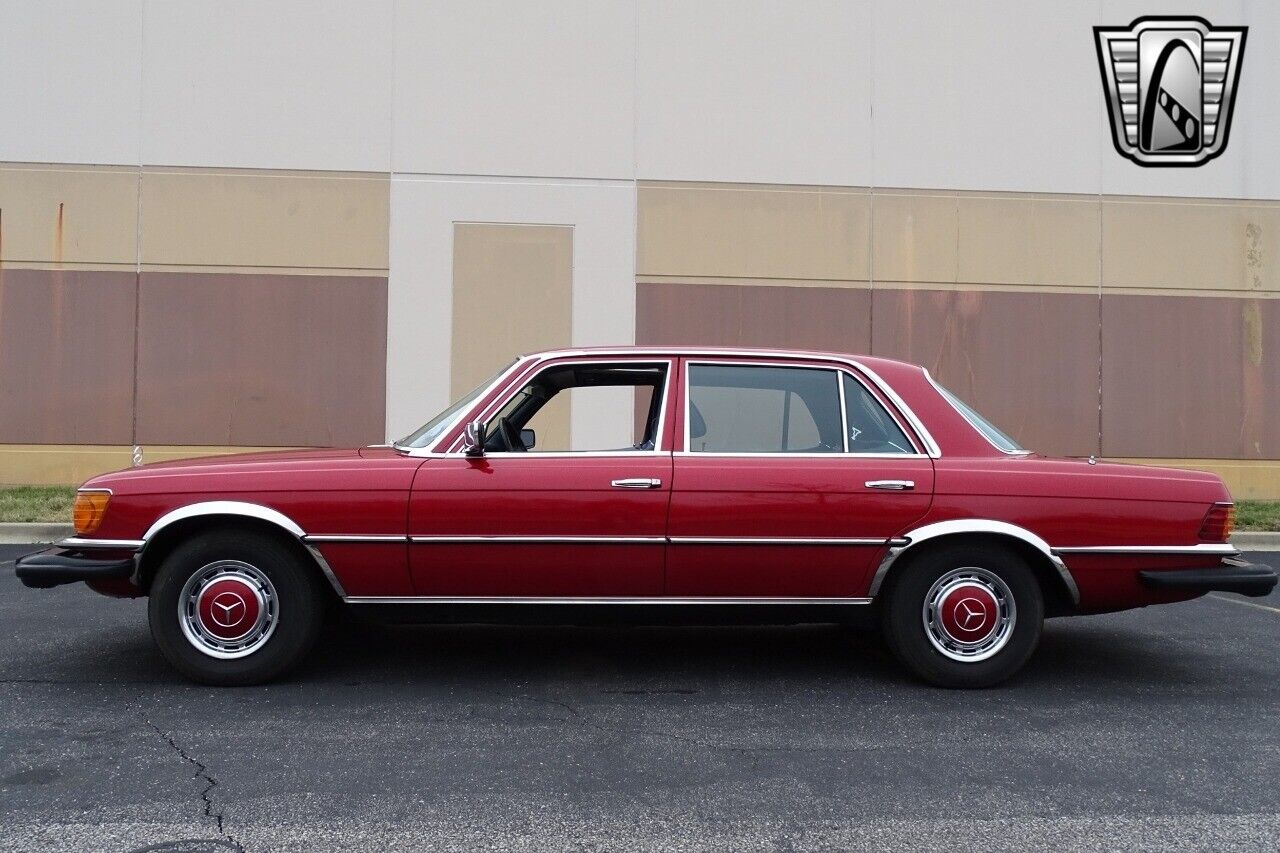 Mercedes-Benz-400-Series-1977-Red-Blue-247385-3