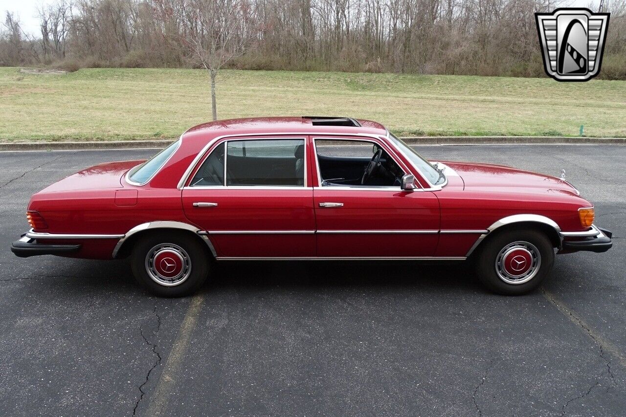 Mercedes-Benz-400-Series-1977-Red-Blue-247385-7