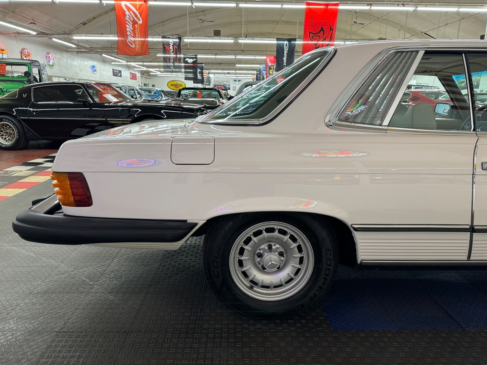 Mercedes-Benz-400-Series-1977-White-Shale-188293-22