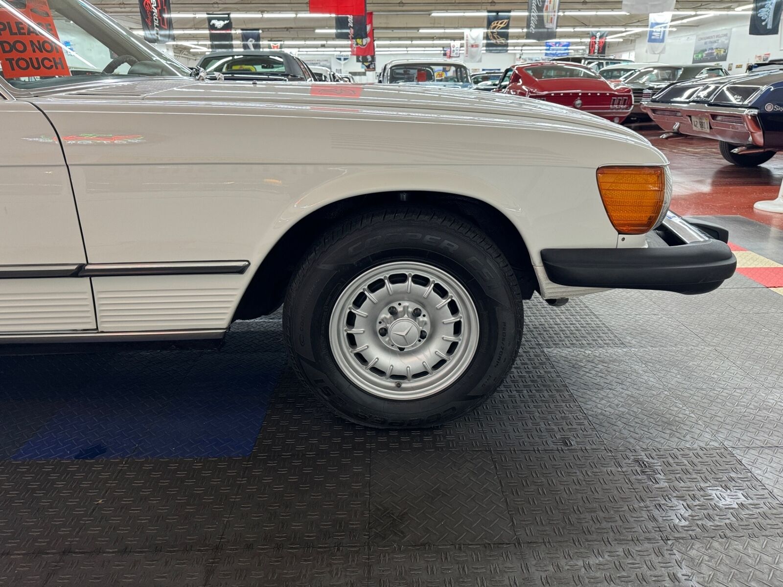 Mercedes-Benz-400-Series-1977-White-Shale-188293-24