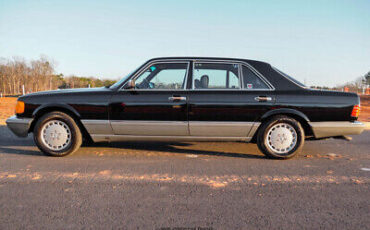 Mercedes-Benz-400-Series-Berline-1988-Black-Black-225817-2