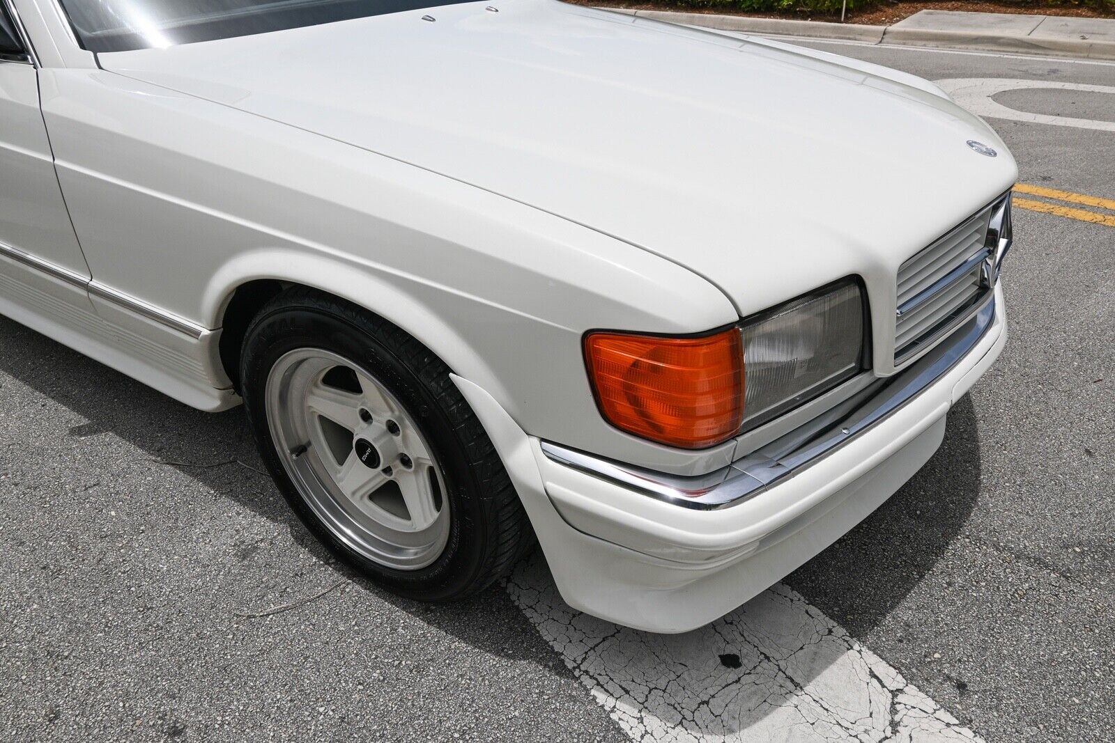 Mercedes-Benz-500-Series-1985-White-Black-198593-10