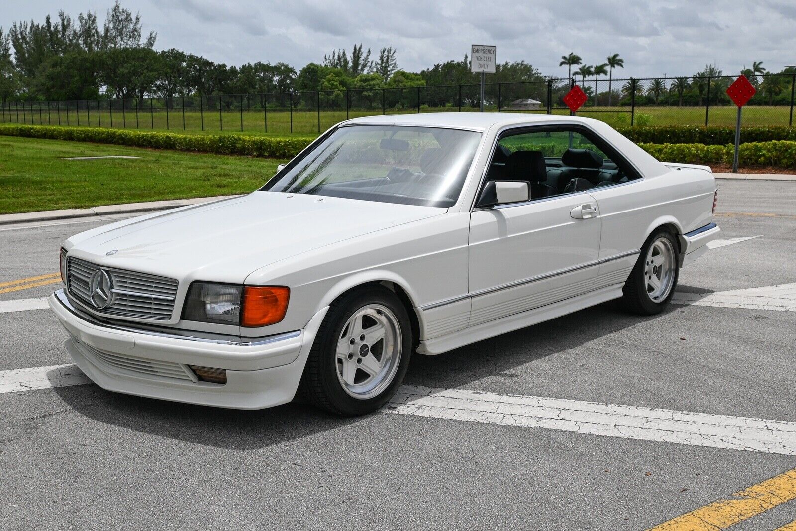 Mercedes-Benz-500-Series-1985-White-Black-198593-4