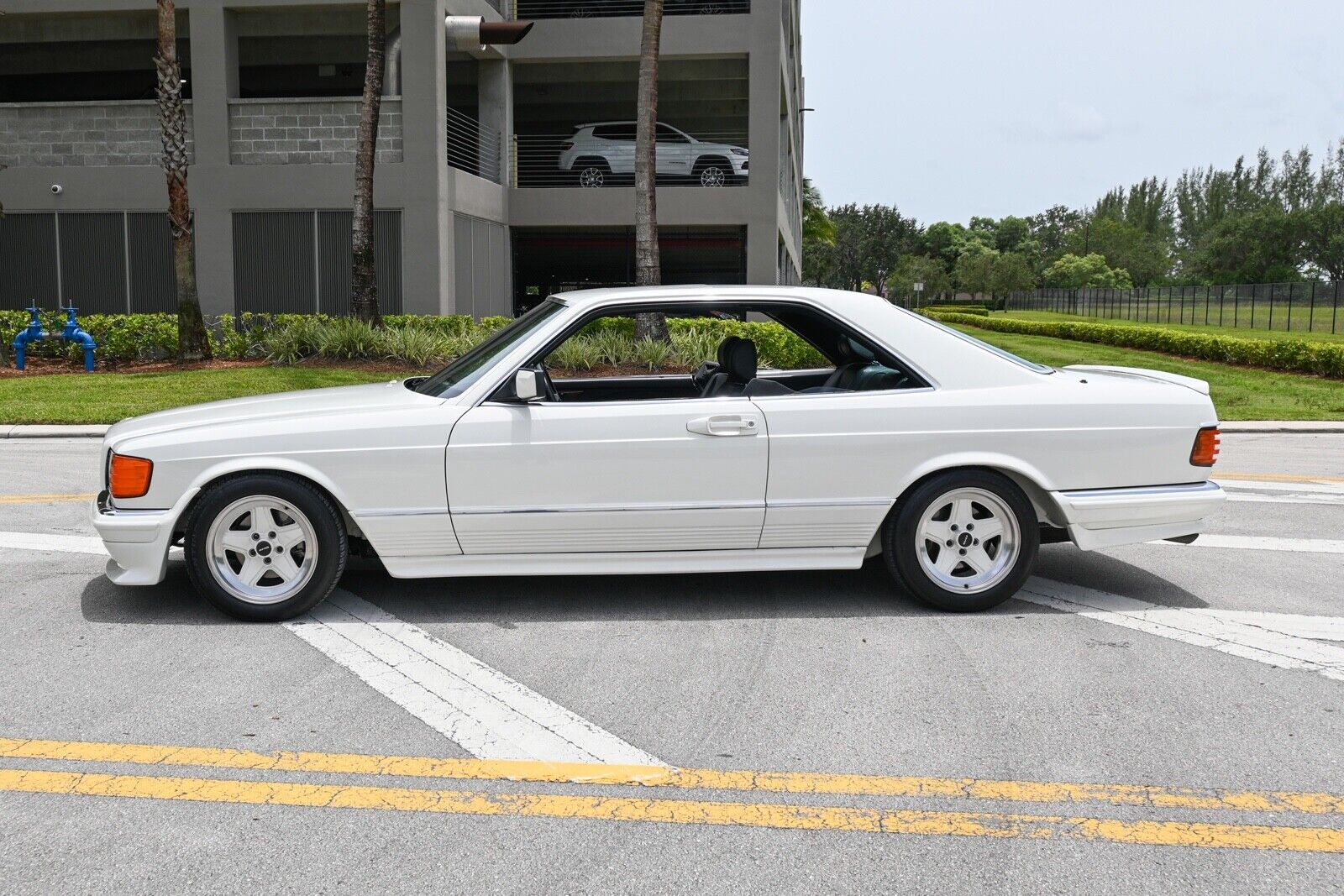 Mercedes-Benz-500-Series-1985-White-Black-198593-5