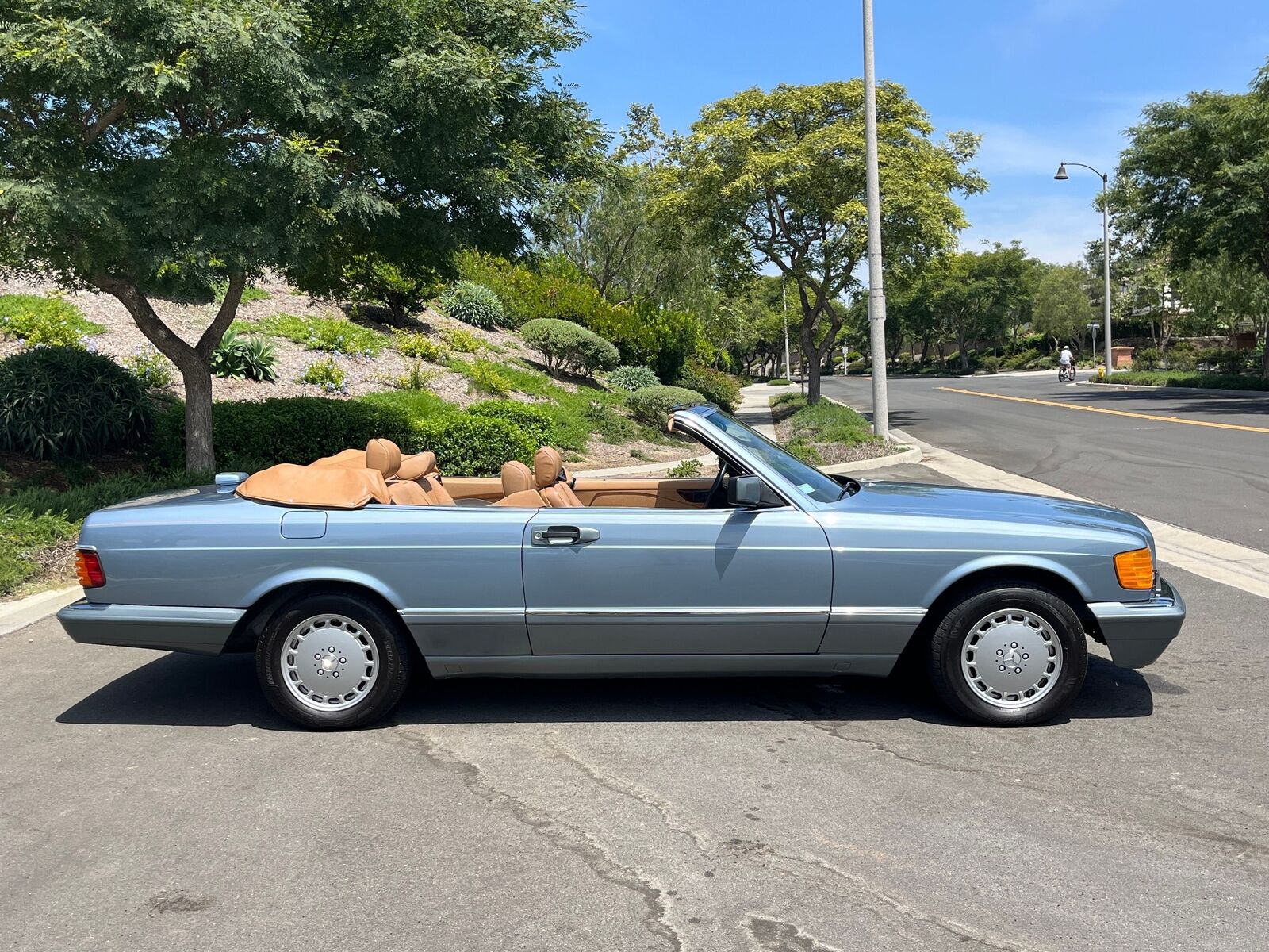 Mercedes-Benz-500-Series-1986-Blue-Tan-49463-7