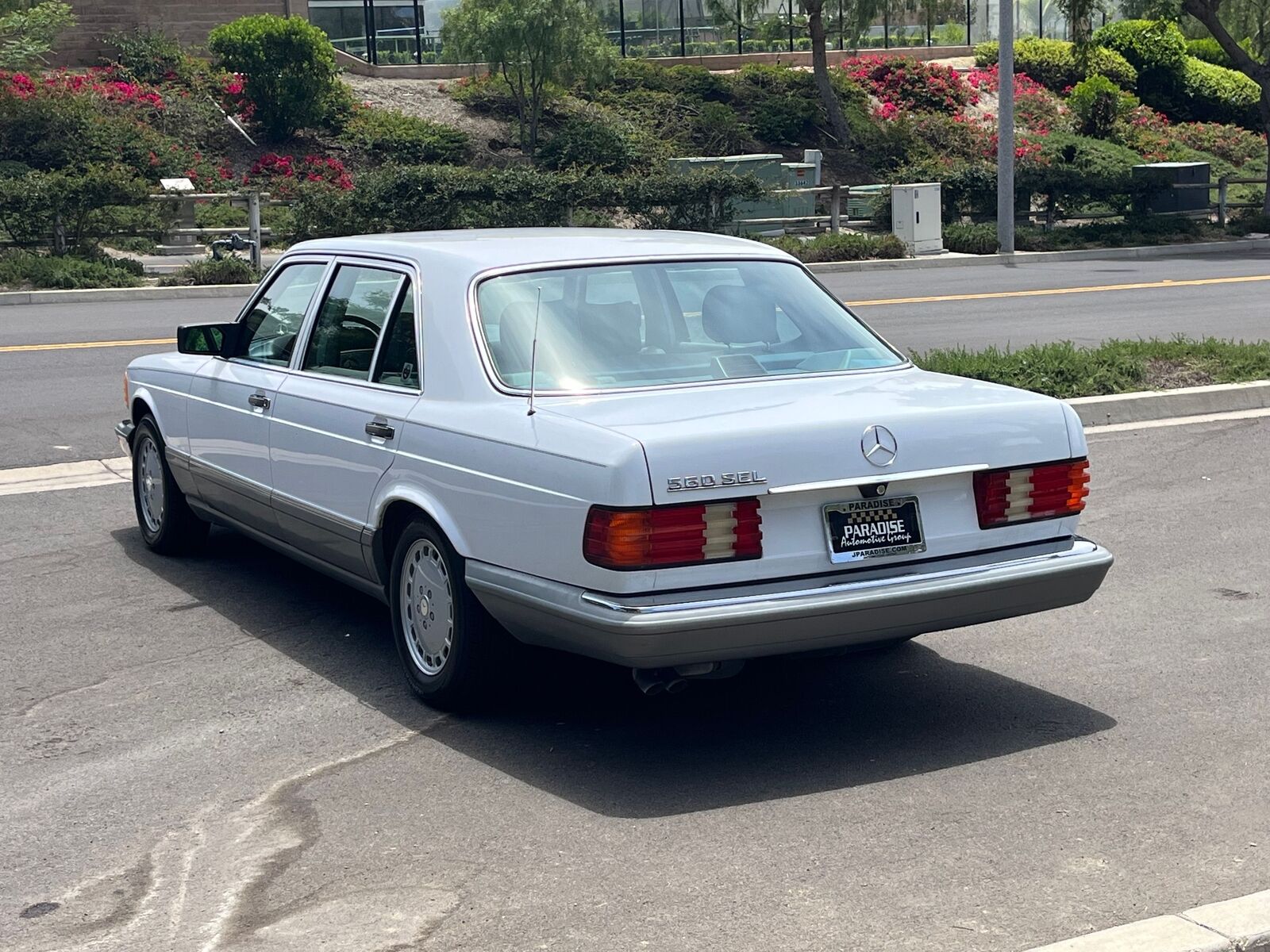 Mercedes-Benz-500-Series-1987-White-Gray-128345-3