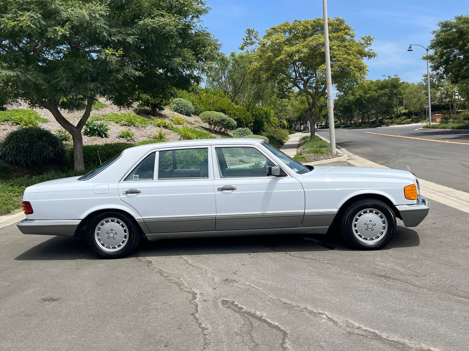 Mercedes-Benz-500-Series-1987-White-Gray-128345-6