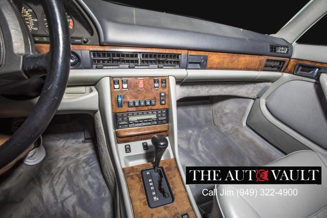 Mercedes-Benz-500-Series-Berline-1987-White-Gray-128345-11