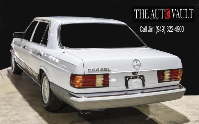 Mercedes-Benz-500-Series-Berline-1987-White-Gray-128345-4