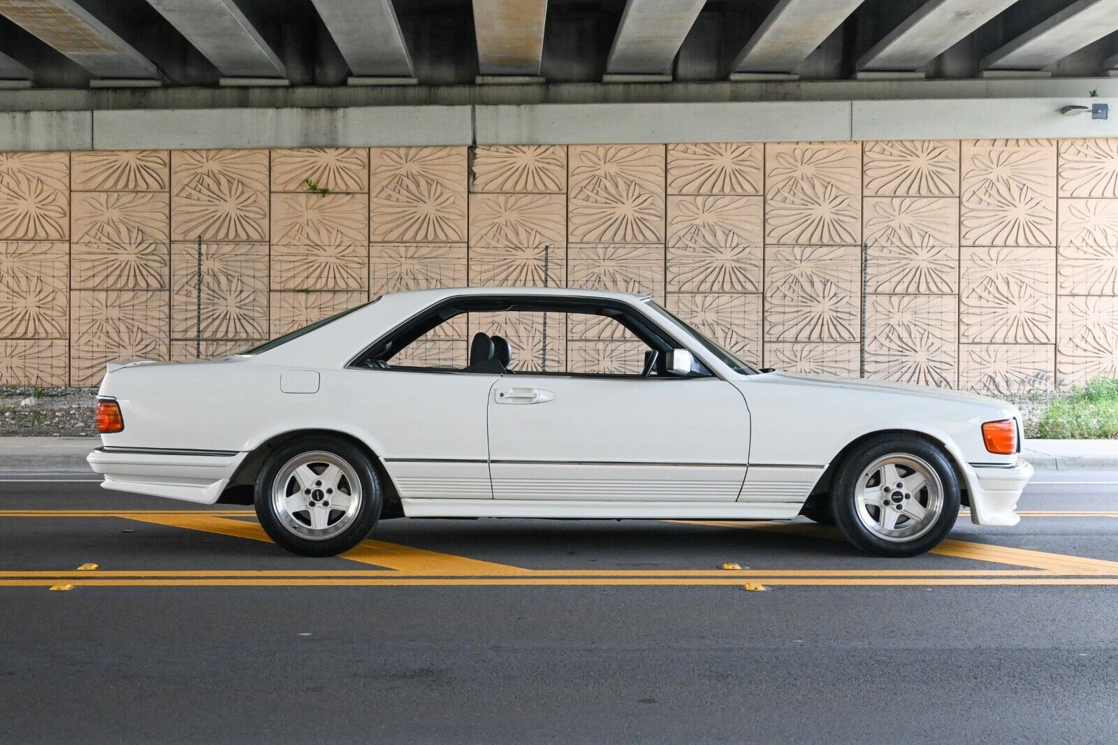 Mercedes-Benz-500-Series-Coupe-1985-Brown-Black-198593-1