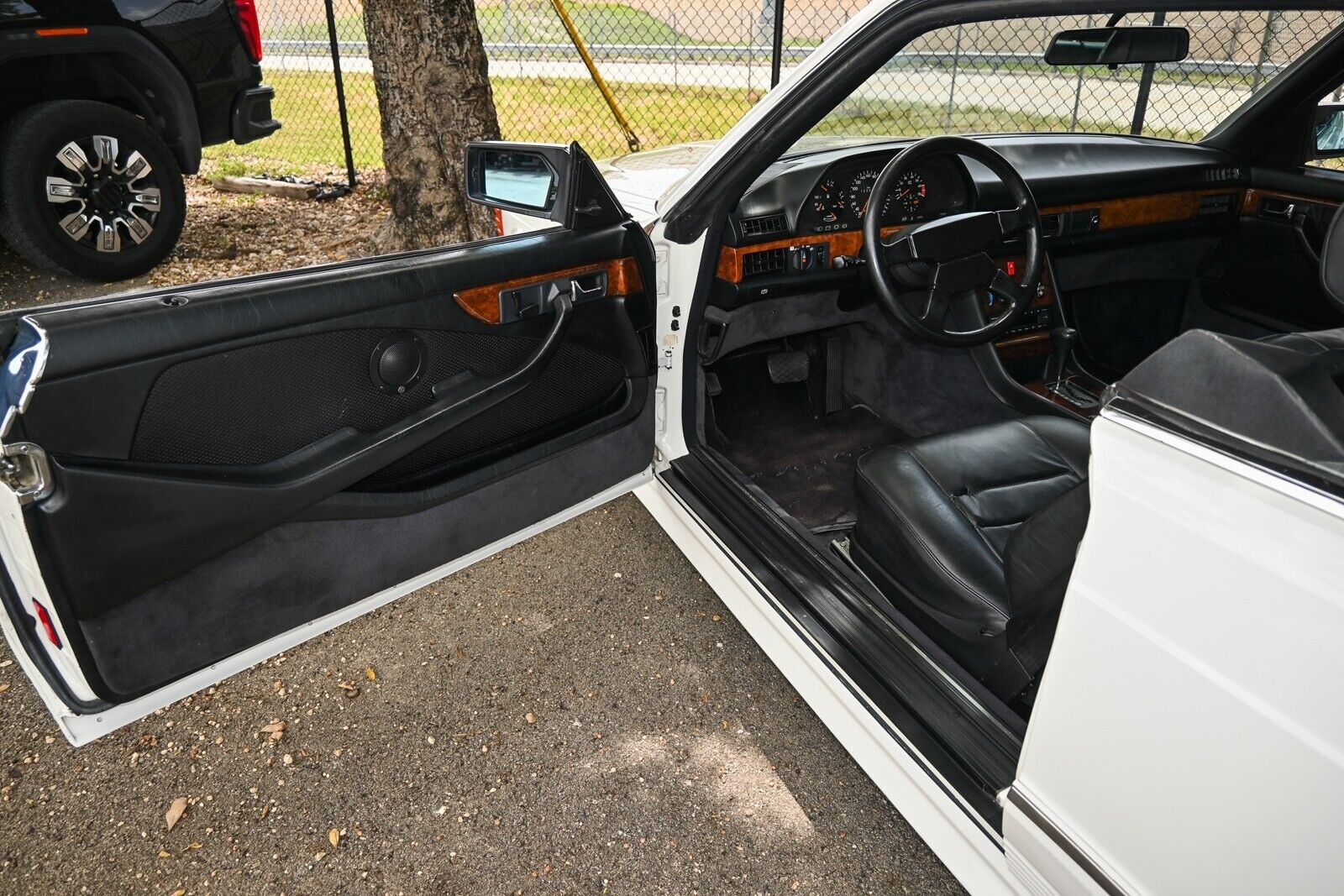 Mercedes-Benz-500-Series-Coupe-1985-Brown-Black-198593-24