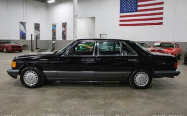 Mercedes-Benz-560SEL-1989-Black-Black-209199-2