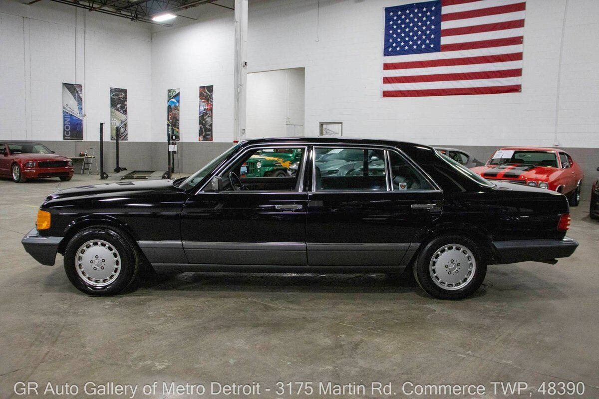 Mercedes-Benz-560SEL-1989-Black-Black-209199-2