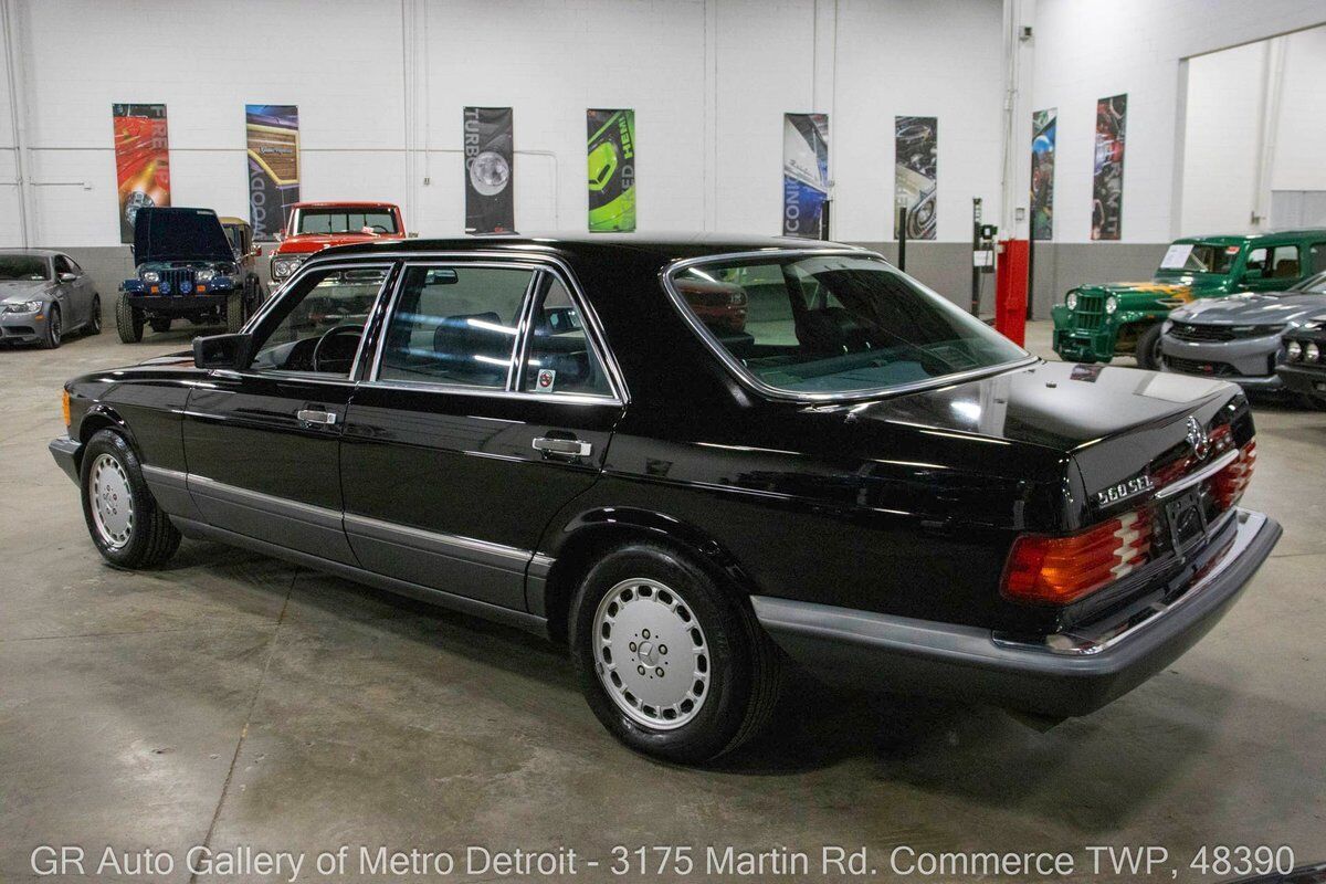 Mercedes-Benz-560SEL-1989-Black-Black-209199-3