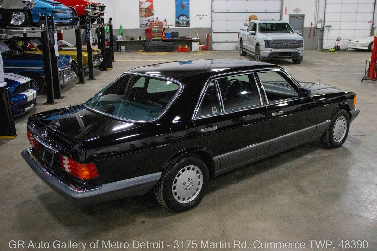 Mercedes-Benz-560SEL-1989-Black-Black-209199-6