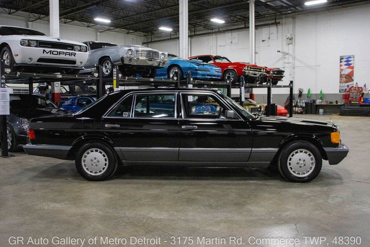 Mercedes-Benz-560SEL-1989-Black-Black-209199-7