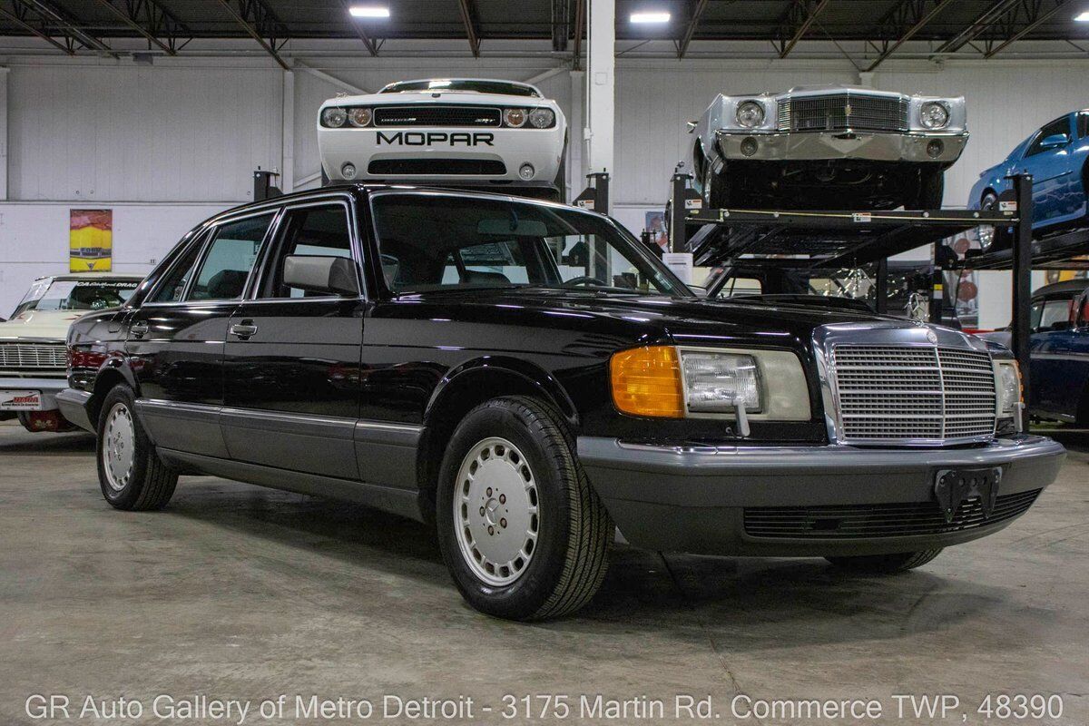 Mercedes-Benz-560SEL-1989-Black-Black-209199-9