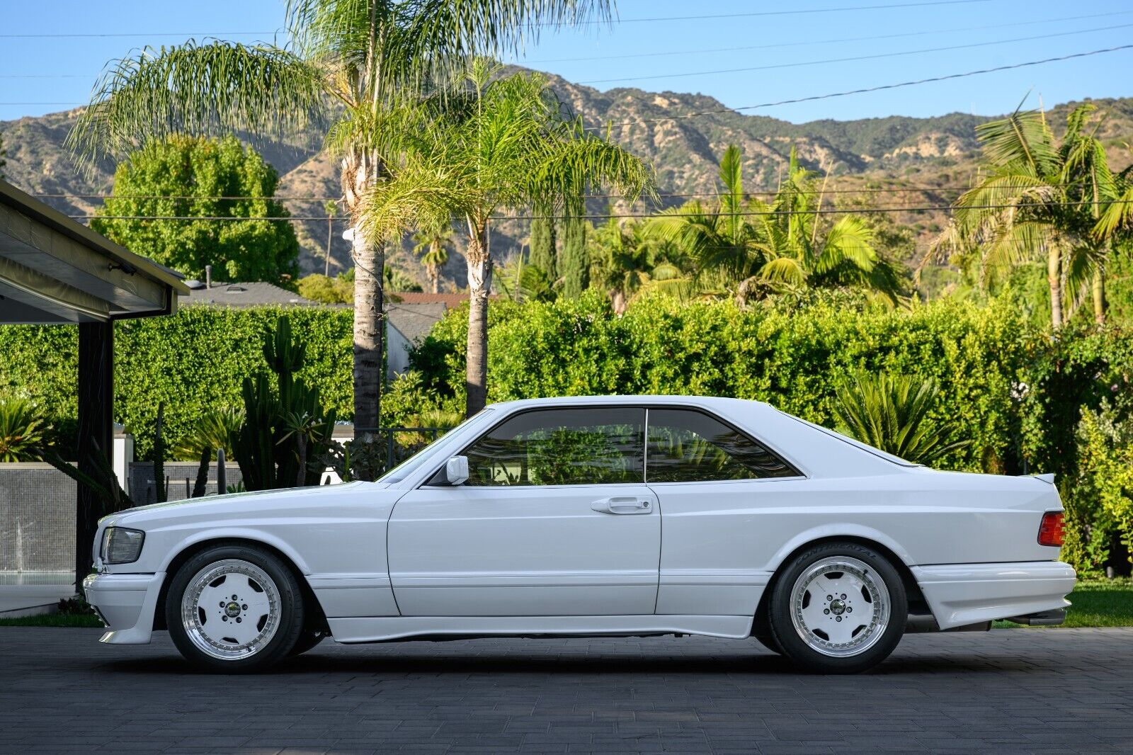 Mercedes-Benz-560sec-1988-White-Blue-103513-1