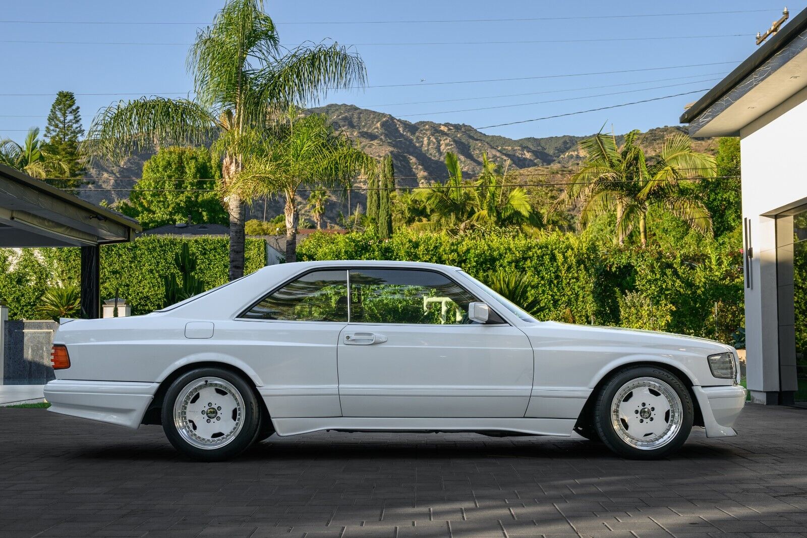 Mercedes-Benz-560sec-1988-White-Blue-103513-5