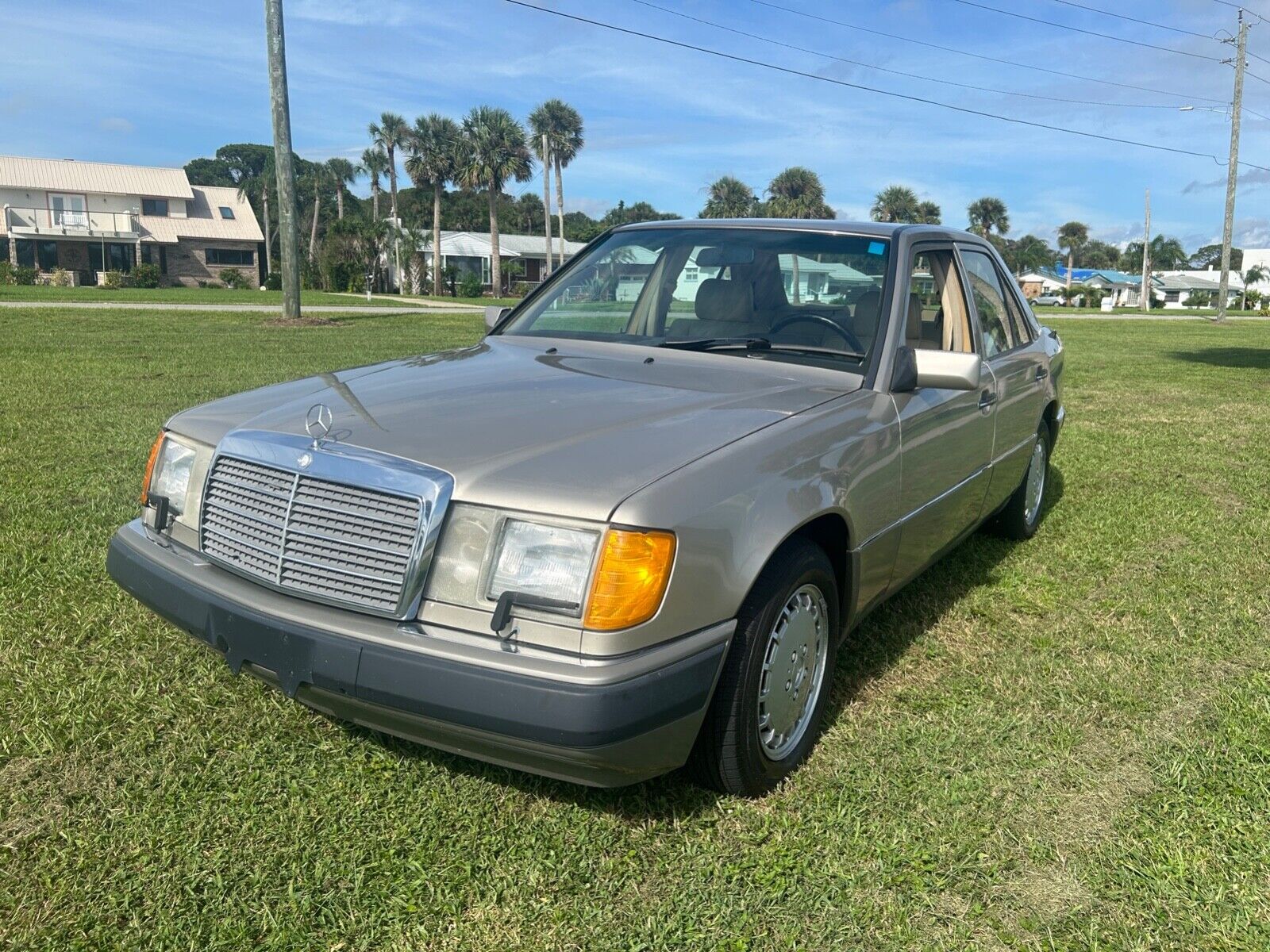 Mercedes-Benz-E-Class-Berline-1991-Tan-Tan-190987-1