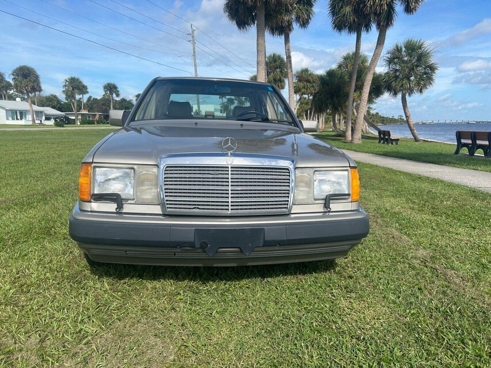 Mercedes-Benz-E-Class-Berline-1991-Tan-Tan-190987-2