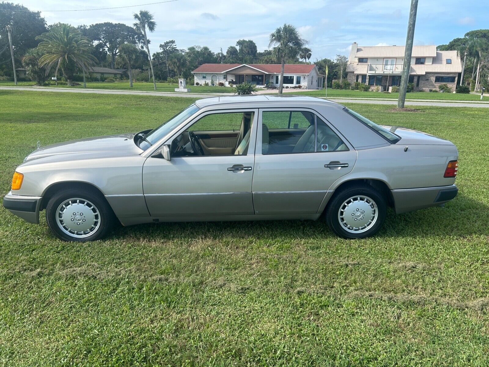 Mercedes-Benz-E-Class-Berline-1991-Tan-Tan-190987-8