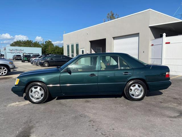 Mercedes-Benz-E-Class-Berline-1995-Green-Tan-218486-1