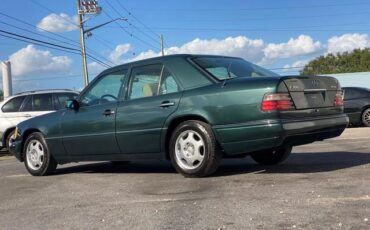 Mercedes-Benz-E-Class-Berline-1995-Green-Tan-218486-2