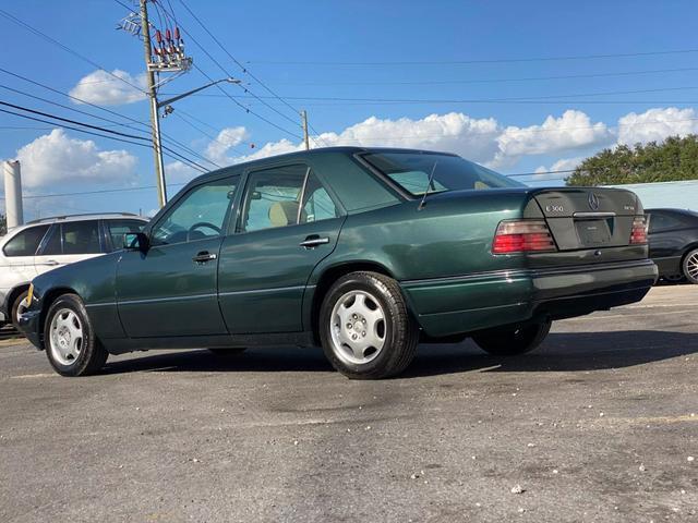 Mercedes-Benz-E-Class-Berline-1995-Green-Tan-218486-2