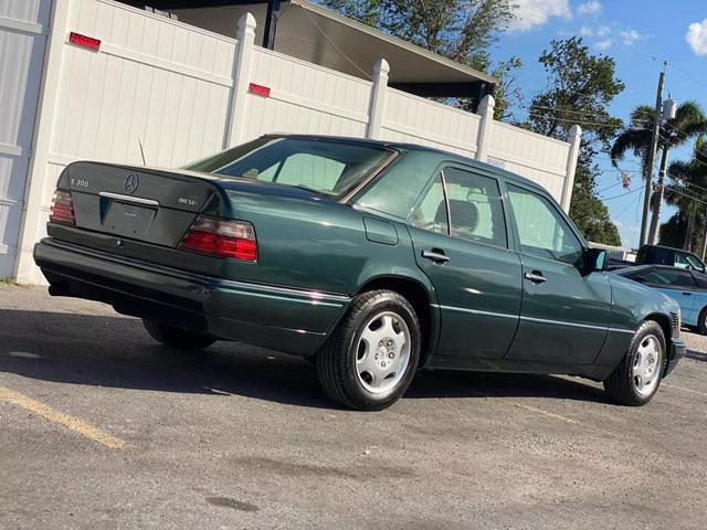 Mercedes-Benz-E-Class-Berline-1995-Green-Tan-218486-3