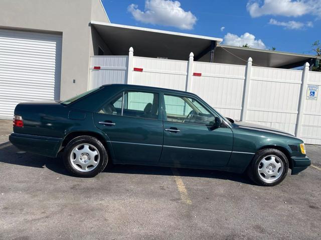 Mercedes-Benz-E-Class-Berline-1995-Green-Tan-218486-4