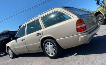 Mercedes-Benz-E-Class-Break-1995-Silver-Tan-0-4