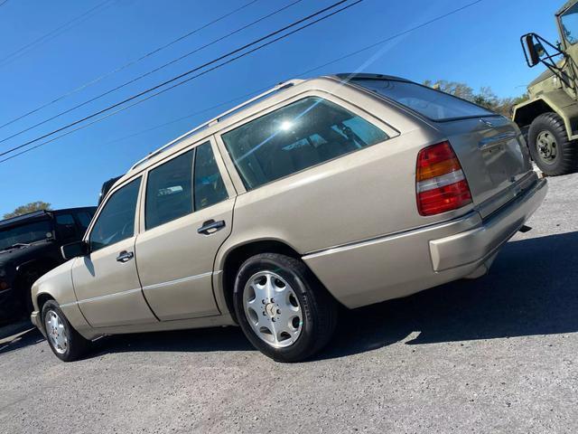 Mercedes-Benz-E-Class-Break-1995-Silver-Tan-0-4