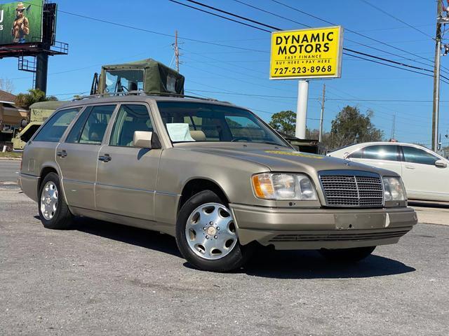 Mercedes-Benz-E-Class-Break-1995-Silver-Tan-0-5