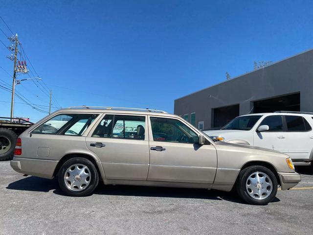 Mercedes-Benz-E-Class-Break-1995-Silver-Tan-0-6