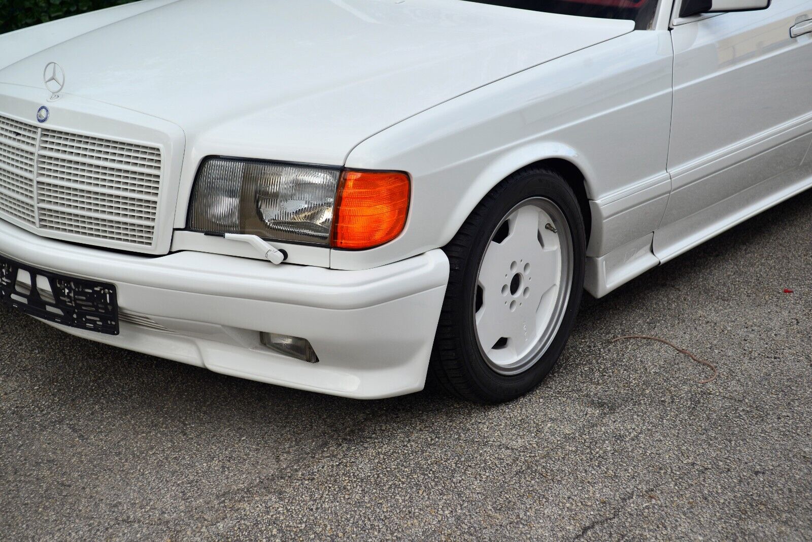 Mercedes-Benz-S-Class-Limousine-1986-White-Red-114666-1