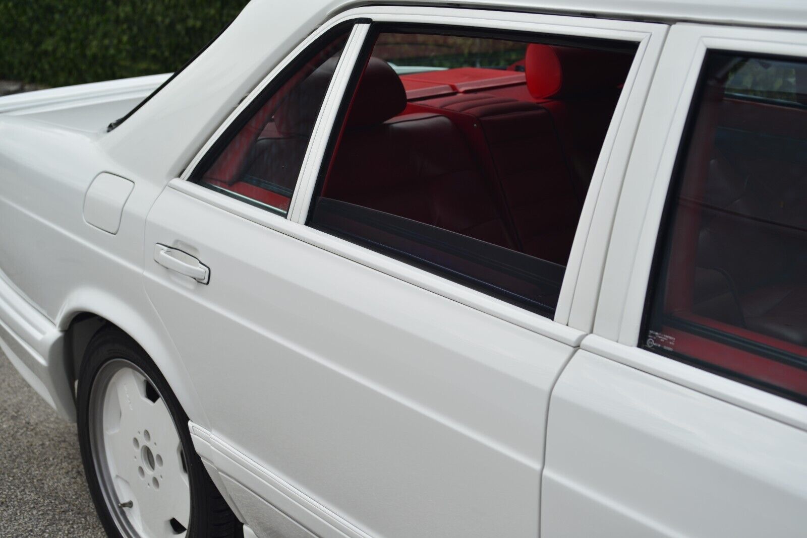 Mercedes-Benz-S-Class-Limousine-1986-White-Red-114666-19