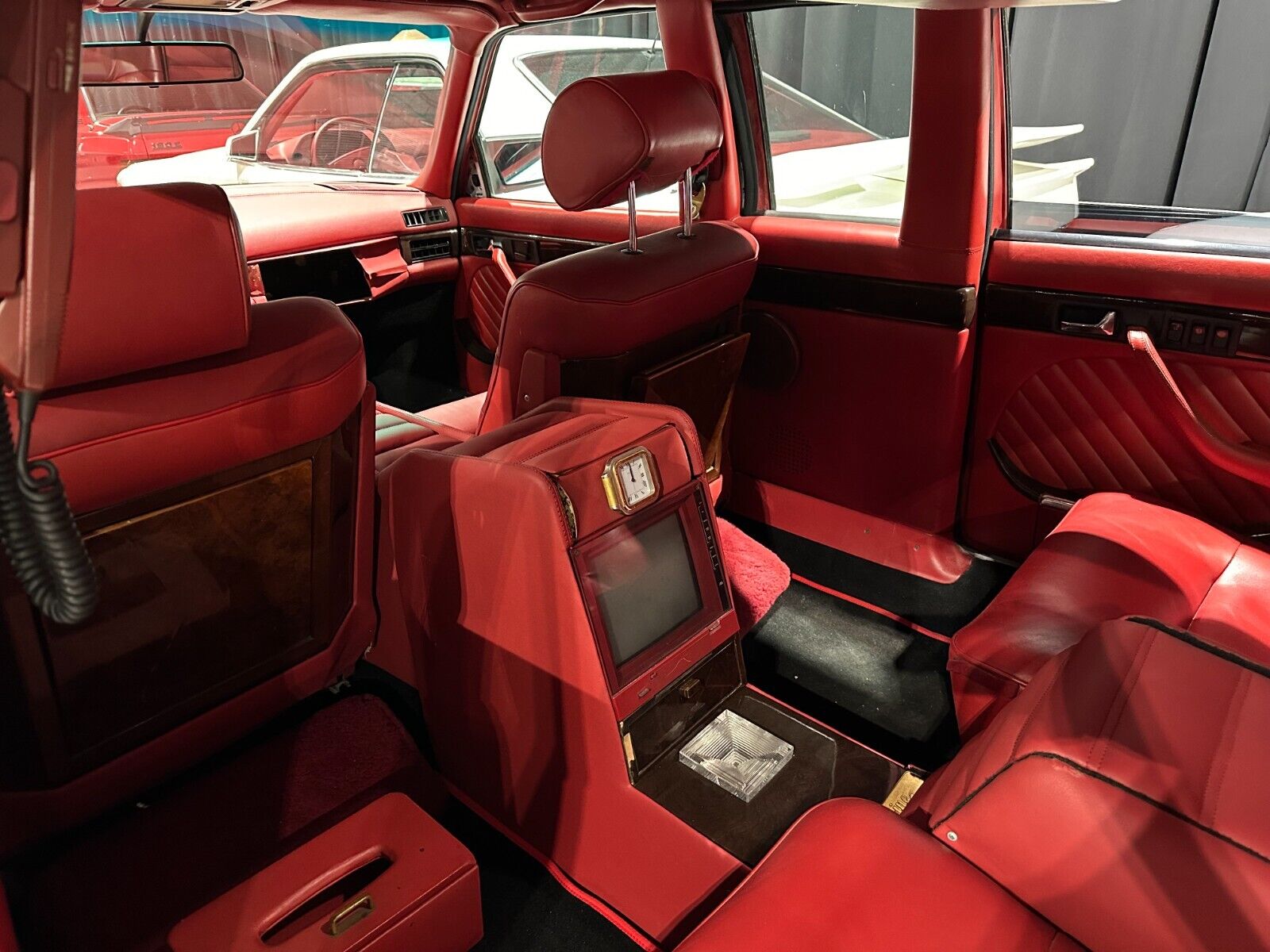 Mercedes-Benz-S-Class-Limousine-1986-White-Red-114666-26