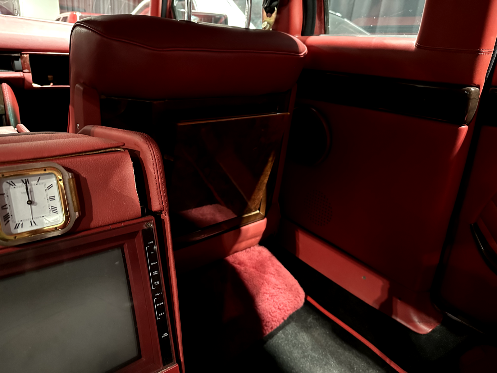 Mercedes-Benz-S-Class-Limousine-1986-White-Red-114666-34