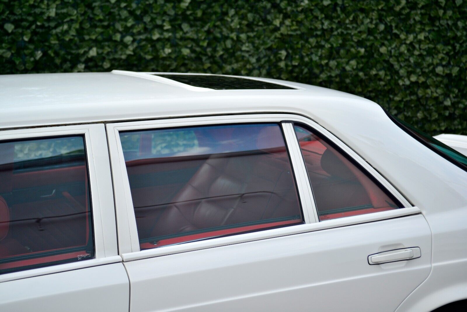 Mercedes-Benz-S-Class-Limousine-1986-White-Red-114666-5