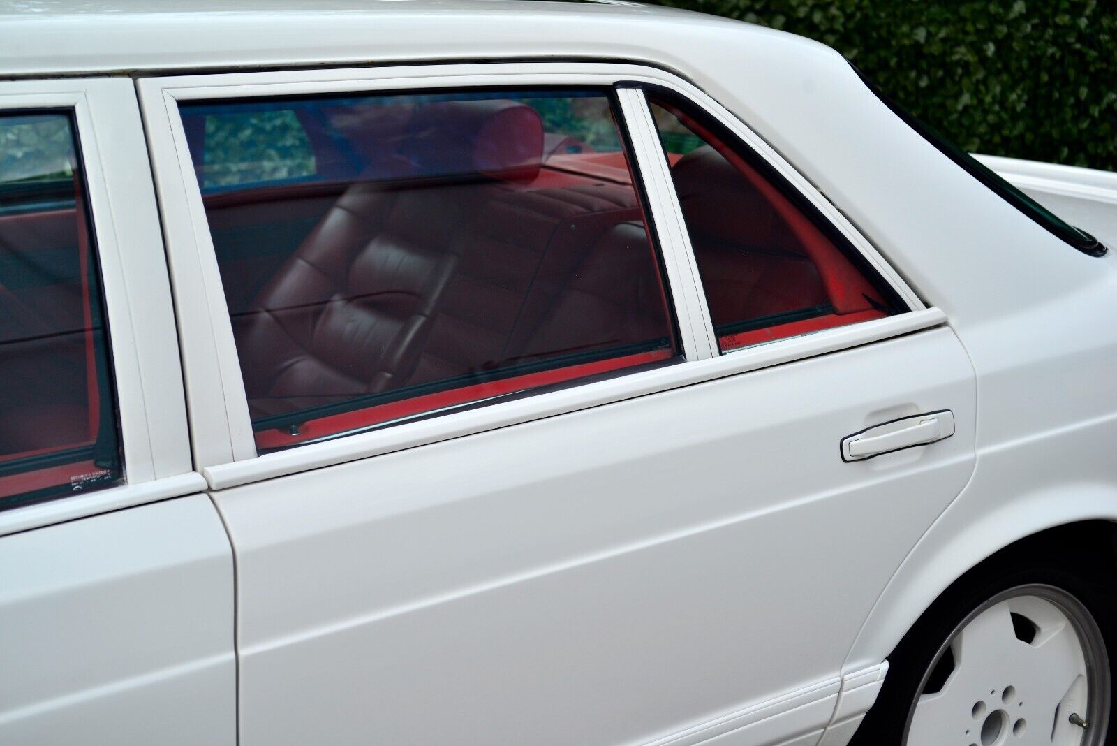 Mercedes-Benz-S-Class-Limousine-1986-White-Red-114666-7