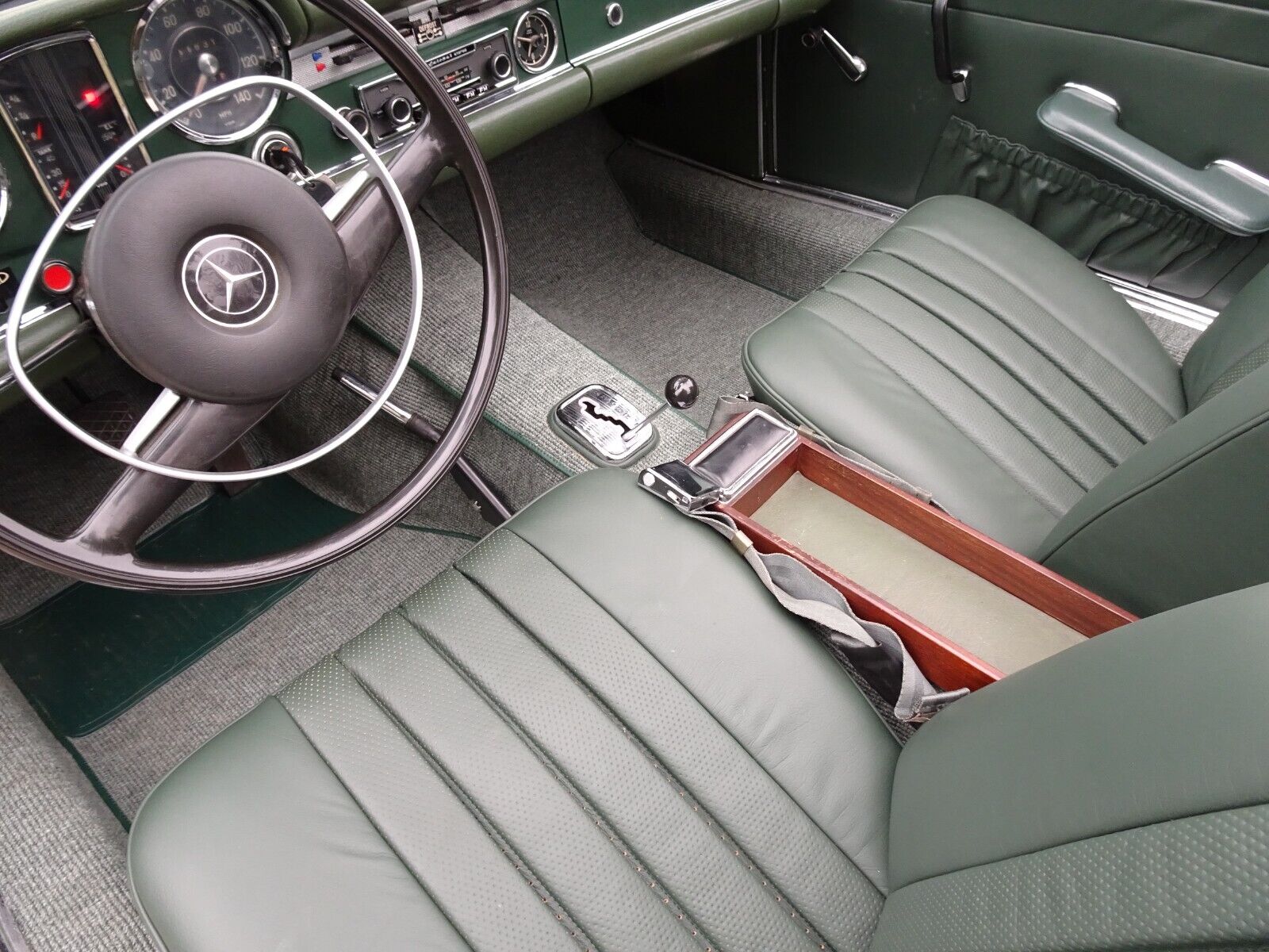 Mercedes-Benz-SL-Class-Cabriolet-1968-Green-Green-107554-19