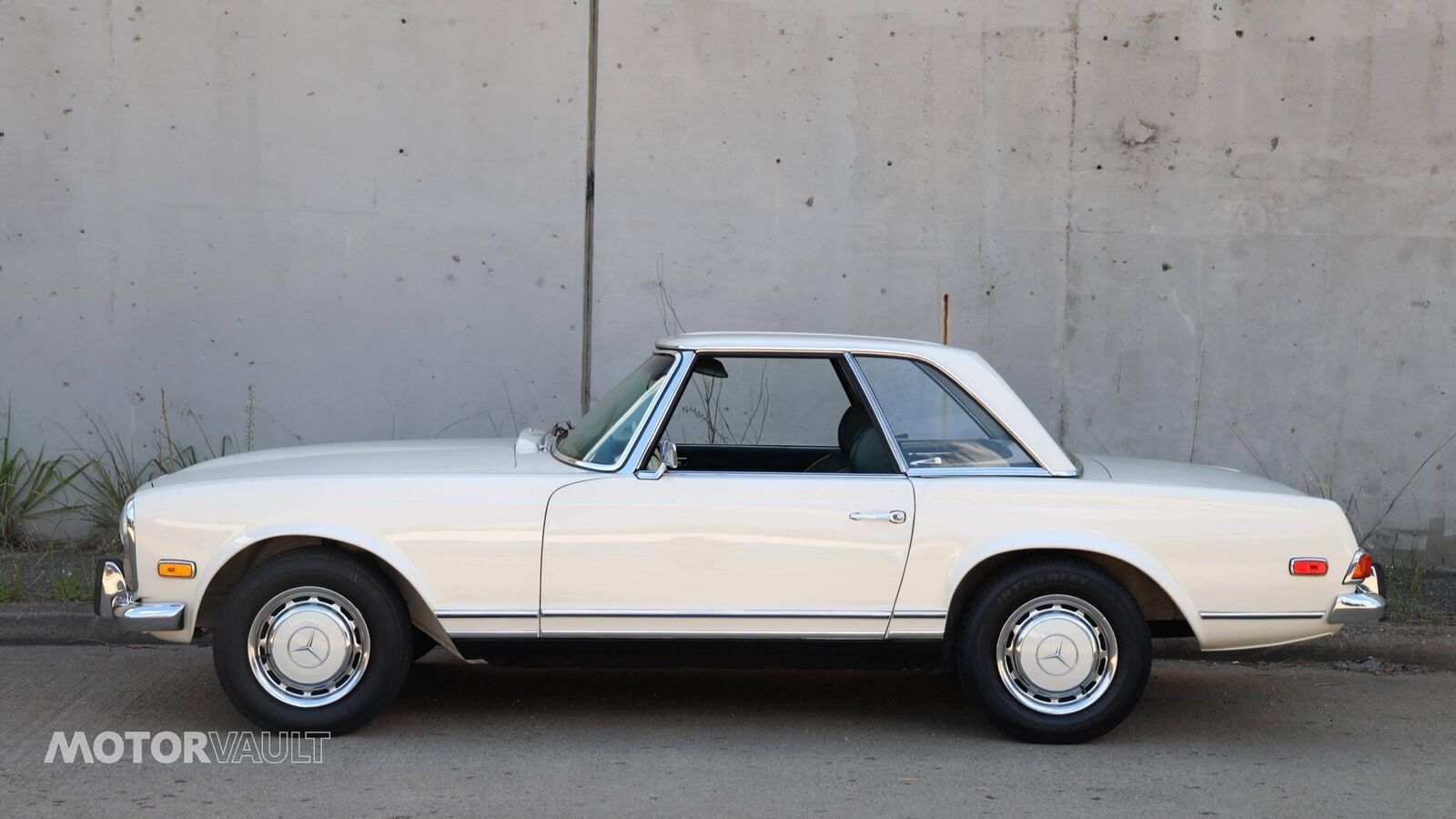 Mercedes-Benz-SL-Class-Cabriolet-1969-White-Green-135693-10