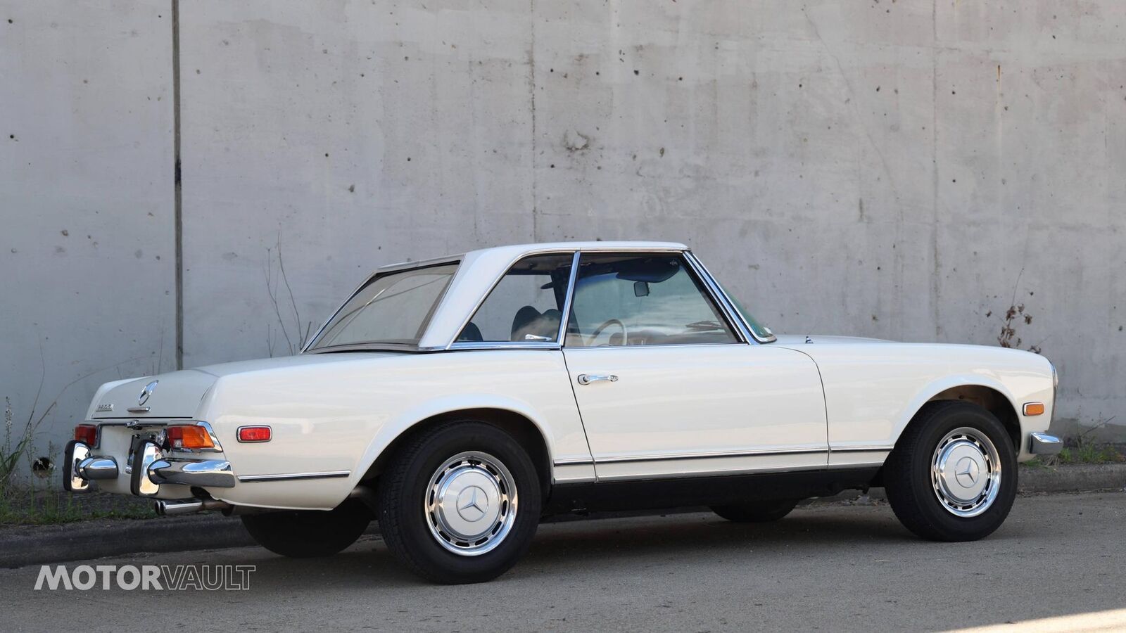 Mercedes-Benz-SL-Class-Cabriolet-1969-White-Green-135693-22