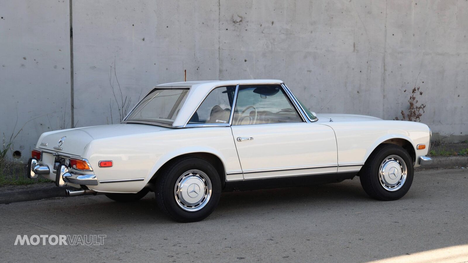 Mercedes-Benz-SL-Class-Cabriolet-1969-White-Green-135693-23